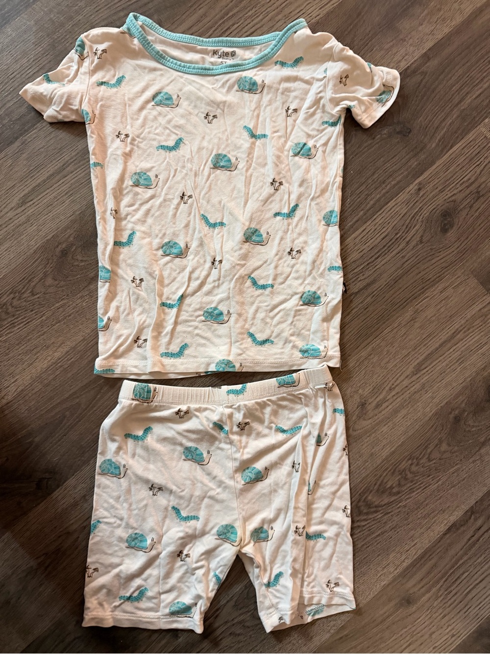 Kyte BABY White Pajama set with turquoise Trim and Snail Print